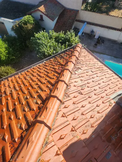Faîtage neuf au-dessus d'une piscine